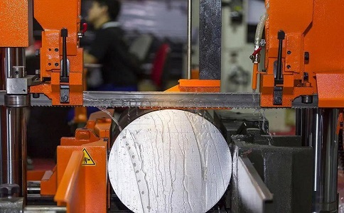 晴隆立式金属带锯床切削出现跑带故障解决方法！